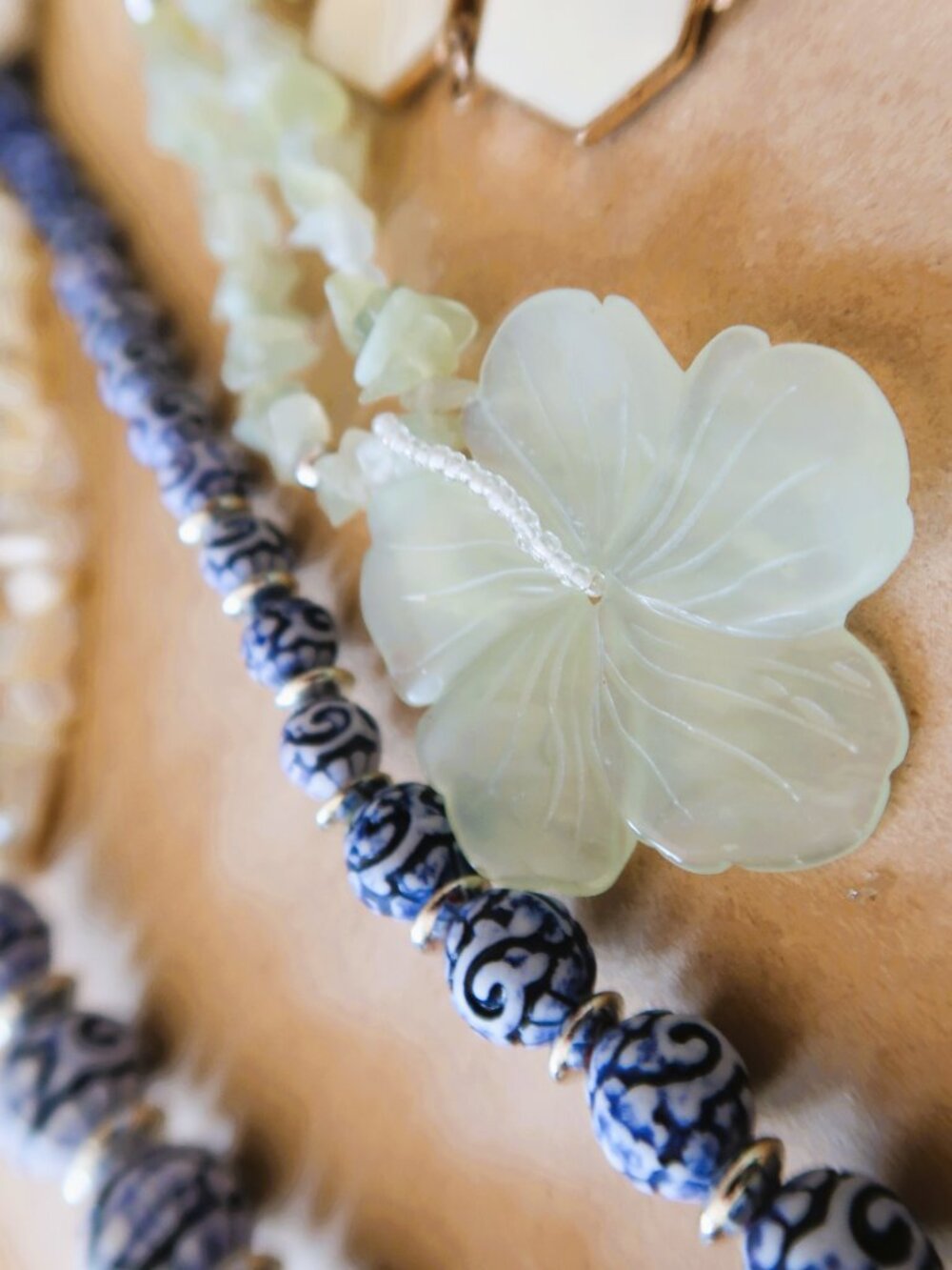 Bundle of 9 Vintage Necklaces Carved Jade-like Hibiscus, Ceramic, Hexagon Chain - Picture 12 of 15